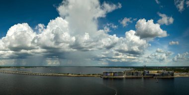 Deniz kıyısındaki inşaat alanındaki yüksek konut binalarının vinçleri ve iskelet yapısı. Gayrimenkul geliştirme.