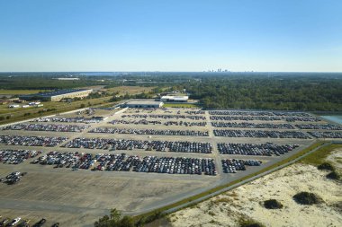 Kazadan sonra park halindeki ikinci el arabaların satışa hazır olduğu büyük otoparkın manzarası. Açık arttırma reseker şirketi tamir için ikinci el bozuk araçlar satıyor..