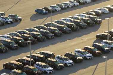 Satıcıların açık hava otoparkından bir sürü yeni araba satışa sunuluyor. Amerikan otomotiv endüstrisinin gelişimi kavramı.