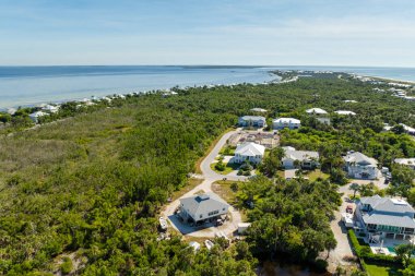 Varlıklı rıhtım yerleşim bölgesi. Boca Grande 'de pahalı yazlıkları olan zengin bir mahalle. Güneybatı Florida' da Gasparilla Adası 'nda küçük bir kasaba..