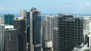 Miami Brickell 'in şehir merkezi, Florida, ABD. Modern Amerikan megapolis 'indeki yüksek gökdelenli binaların kentsel manzarası.