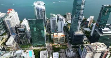Miami, Florida. ABD şehir merkezinde beton ve cam gökdelen binaları var. Güneşli bir günde iş dünyasının finans bölgesiyle Amerikan megapolis 'i.
