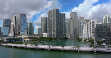 Miami, Florida 'da Brickell Key Köprüsü' nde yürüyen yaya arabaları var. ABD şehir merkezindeki yüksek gökdelen binaları.