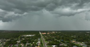 Yaz mevsiminde Florida kırsalında sağanak yağmur. Fırtınalı bulutlardan akan yağmur suyu.