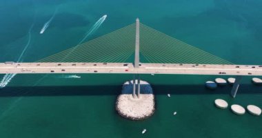 Florida, ABD 'deki Sunshine Skyway Köprüsü. Tampa Körfezi üzerinde trafik.