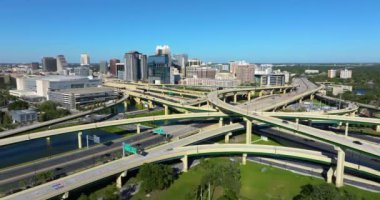 ABD ulaşım altyapısı konsepti. Orlando City, Florida 'da hızlı hareket eden araba ve kamyonlarla dolu Amerikan kavşağı.