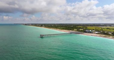 Venedik, Florida. Deniz kenarındaki yaz etkinlikleri. Balıkçı iskelesinde tatil yapan turistlerin hava manzarası.
