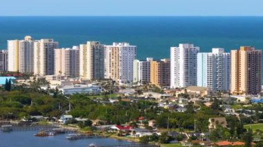 Florida, Daytona Sahili 'ndeki liman bölgesinde yeşil palmiye ağaçları arasında özel evler var. ABD konutlarının geliştirilmesi.