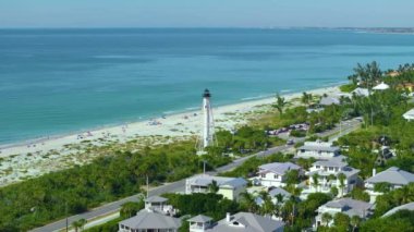 Varlıklı rıhtım yerleşim bölgesi. Boca Grande 'de pahalı tatil evleri ve beyaz deniz feneri olan zengin bir mahalle. Güneybatı Florida' da Gasparilla Adası 'nda küçük bir kasaba..