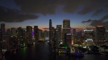 Florida, ABD 'de Miami Brickell şehir merkezinin hava görüntüsü. Modern Amerika 'nın orta kesimindeki parlak gökdelen binaları.