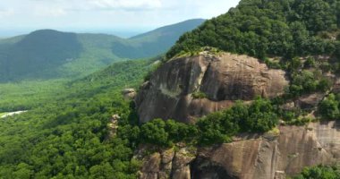 Amerikan seyahat rotası Appalachian dağlarında. Chimney Rock 'ın Kuzey Carolina' daki Chimney Rock State Park 'taki hava görüntüsü.