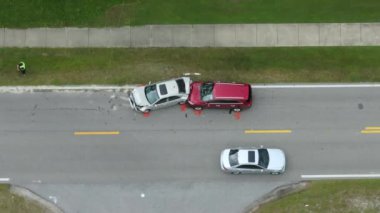 Florida 'da otoyolda araba kazası. Acil servis personeli ABD 'de şehir caddesinde araba kazası kurbanlarına yardım ediyor.