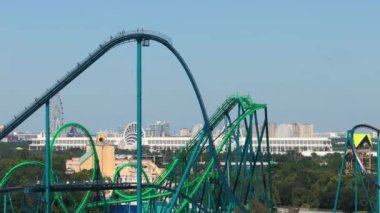 Orlando, Florida 'daki lunaparkta hız treninin keyfini çıkarmaktan heyecan duyuyorum.