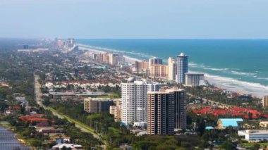 Amerika 'nın Florida eyaletindeki Daytona Sahili' nde Atlantik Okyanusu kıyısında pahalı gayrimenkuller. Varlıklı sahil manzaralı bir yer. Kıyı konutları geliştirme.