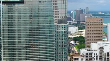 Florida, ABD 'deki finans merkezinin yansımalarıyla Miami City' deki cam bankası gökdeleninde. Güneşli bir günde Amerikan şehir manzarası.