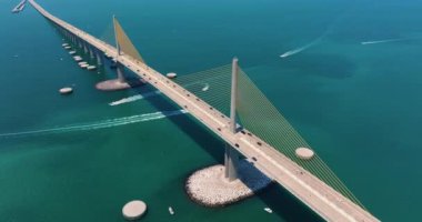 Florida 'daki Tampa Körfezi üzerinde Sunshine Skyway Köprüsü' nde trafik arabaları olan bir otoyol. ABD 'de ulaşım altyapısı.