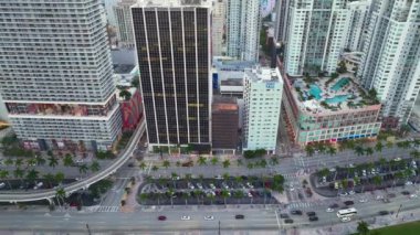 Miami Brickell, Florida USA 'da. Modern Amerikan megapolis 'inde yüksek gökdelen binaları ve arabalı caddeleri ve metro trafiği olan şehir merkezi manzarası.