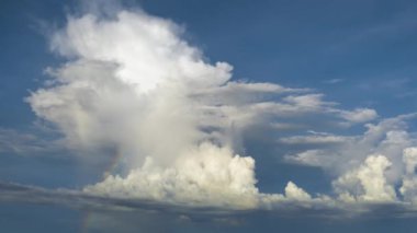 Mavi Florida semalarında yağmur bulutları oluşuyor. Renkli yaz gökyüzü.