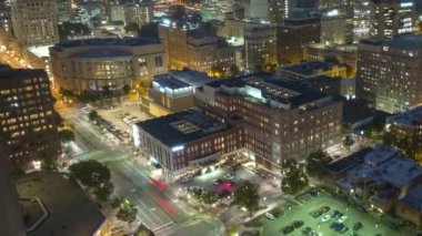 Richmond Virginia şehir merkezindeki şehir mimarisi. Gece çöktüğünde gökdelenli binaların olduğu panoramik bir iş alanı manzarası.