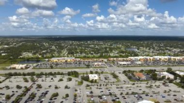 Alışveriş merkezleri, alışveriş merkezleri ve Kuzey Port, Florida 'da sürüş arabaları olan Amerikan otoyolu. ABD perakende ve ulaşım altyapısı