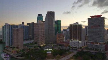 Gün batımında Florida, ABD 'de Miami Brickell şehir merkezindeki gökdelen binaları ve şehir trafiği. Amerikan megapolis 'i ve karanlık çöktüğünde finans bölgesi.