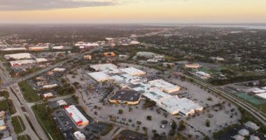 Port Charlotte, Florida 'daki alışveriş merkezi plazası. Büyük otoparkta park edilmiş arabaları var. ABD altyapı kavramı