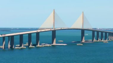 Florida, ABD 'deki Sunshine Skyway Köprüsü. Tampa Körfezi üzerinde trafik.