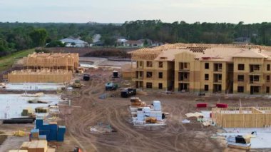 Yeni banliyö bölgesinde yapım aşamasındaki ahşap apartmanlar. Florida 'nın banliyölerinde konut geliştirme. ABD 'de emlak piyasası