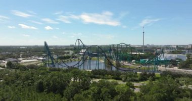 Orlando, Florida 'daki macera eğlence parkındaki hız treninin havadan görünüşü. ABD turizm merkezi