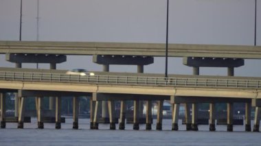 Florida 'da Charlotte Limanı üzerinde trafik arabaları olan bir köprü. Charlotte County 'deki ulaşım altyapısı Punta Gorda ve Port Charlotte' u Peace River üzerinden bağlıyor..