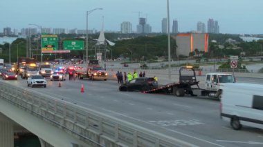 Miami, Florida 'da otoyol köprüsünde araba kazası. Acil servis personeli ABD 'de şehir caddesi köprüsünde araba kazası kurbanlarına yardım ediyor..