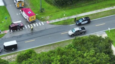 American Caddesi 'ndeki kazaya müdahale eden acil servis personeli ve araçların bulunduğu kaza alanının üzerinden görüntüyü alın. ABD 'nin banliyö yolunda araba kazası kurbanlarına ilk yardım ekipleri.