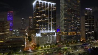 Miami Brickell 'in şehir merkezi, Florida, ABD. Modern Amerikan şehir merkezinde arabaları ve metro trafiği ile aydınlık gökdelen binaları ve caddeleri.