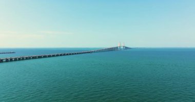 Florida 'daki Sunshine Skyway Köprüsü' nden geçen karayolu trafiği. ABD 'de ulaşım altyapısı.