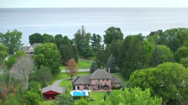 Lakeside Ontario 'daki New York yerleşim bölgesinde Rochester' da büyük bir rıhtım evi. Amerikan banliyölerinde emlak gelişimine örnek olarak yeni aile evi.