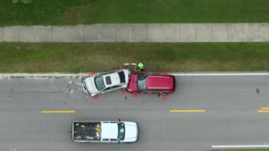 Florida 'daki araba kazası alanındaki ilk müdahale ekibinin en üst görüntüsü. Acil servis çalışanları ABD 'de trafik kazası kurbanlarına yardım ediyor.