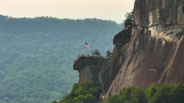 Appalachian dağlarında gidilecek yer. Baca Kayası 'nda Amerikan ulusal bayrağı ve Kuzey Carolina' daki Chimney Rock State Park 'ta bir sürü turist var.