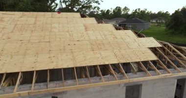 Florida banliyö bölgesinde ahşap iskeleti olan bitmemiş bir konutun çatı inşaatı. Konut geliştirme kavramı.