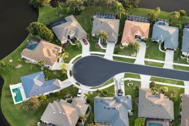 Florida banliyö bölgesindeki geniş aile evlerinin hava akşam manzarası. Amerikan banliyölerinde gayrimenkul geliştirme.