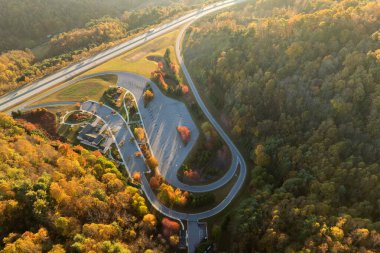 I-26 otoyolunun yakınındaki 4 Beech Glenn Park alanının hava görüntüsü. Hızlı hareket eden araçları ve kamyonları var. Seyahat konsepti sırasında Appalachian tepeleri arasında eğlence yeri.