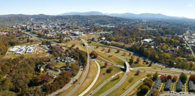 Asheville, Kuzey Carolina 'da sonbahar mevsiminde hızlı hareket eden araba ve kamyonlarla Amerikan otobanının kavşağını görüyoruz. ABD ulaştırma altyapı kavramı.