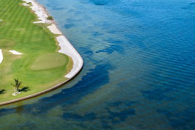 Florida 'nın güneybatısındaki Boca Grande' de yeşil çimenli büyük golf sahasının havadan görünüşü. Açık hava aktiviteleri için yer.