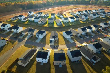 Güney Carolina banliyö bölgesinde sıkıca yerleştirilmiş yeni aile evleri. Amerikan banliyölerinde gayrimenkul geliştirme.