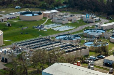 Şehrin atık su temizleme tesisindeki su arıtma fabrikasının havadan görüntüsü. İstenmeyen kimyasalların, askıya alınmış katı maddelerin ve gazların kirlenmiş sıvılardan çıkarılması süreci.