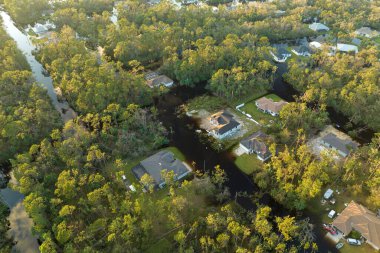 Doğal afet sonrası. Kasırga yağış sularıyla çevrili Florida yerleşim bölgesindeki evler.