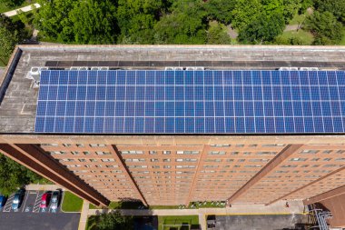 Şehir merkezinde temiz ekolojik elektrik enerjisi üretmek için güneş panelleriyle kaplı fotovoltaik çatısı olan otonom bir bina..