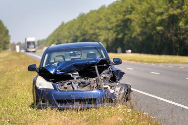 Otoyol kenarındaki trafik kazasında hasar görmüş. Terk edilmiş bozuk araç..