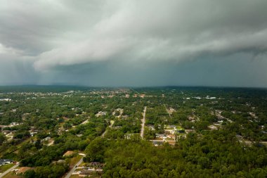 Kasvetli gökyüzünde kara fırtınalı bulutlar şekilleniyor. Şehir merkezine sağanak yağış gelmeden önce..