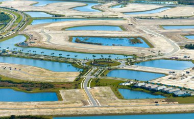 Amerikan banliyölerinde konut geliştirme. Hazırlanmış zeminde inşaatın başlaması.