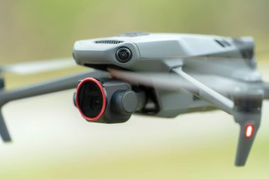 Hızlı dönen pervaneleri ve havada uçan video kamerası olan İHA uçakları.